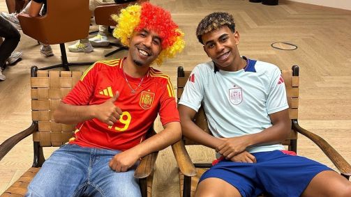 Mounir Nasraoui e Lamine Yamal após conquista da Euro