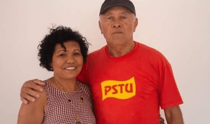 Zé Batista veste camisa vermelha e boné preto