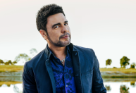Sem Luciano, Zezé Di Camargo lança 1º projeto solo gravado na fazenda É o Amor