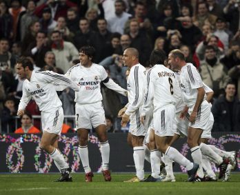 Zidane comemora seu gol com elenco do Real Madrid em 2005