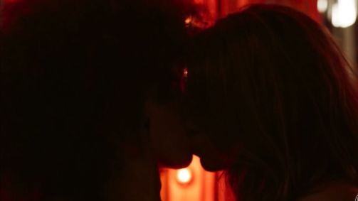 Web celebra primeiro beijo entre duas mulheres no remake de "Renascer"