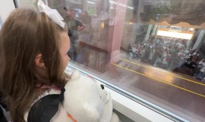 Aulas na Ucrânia são retomadas em estações de metrô devido a ataques russos