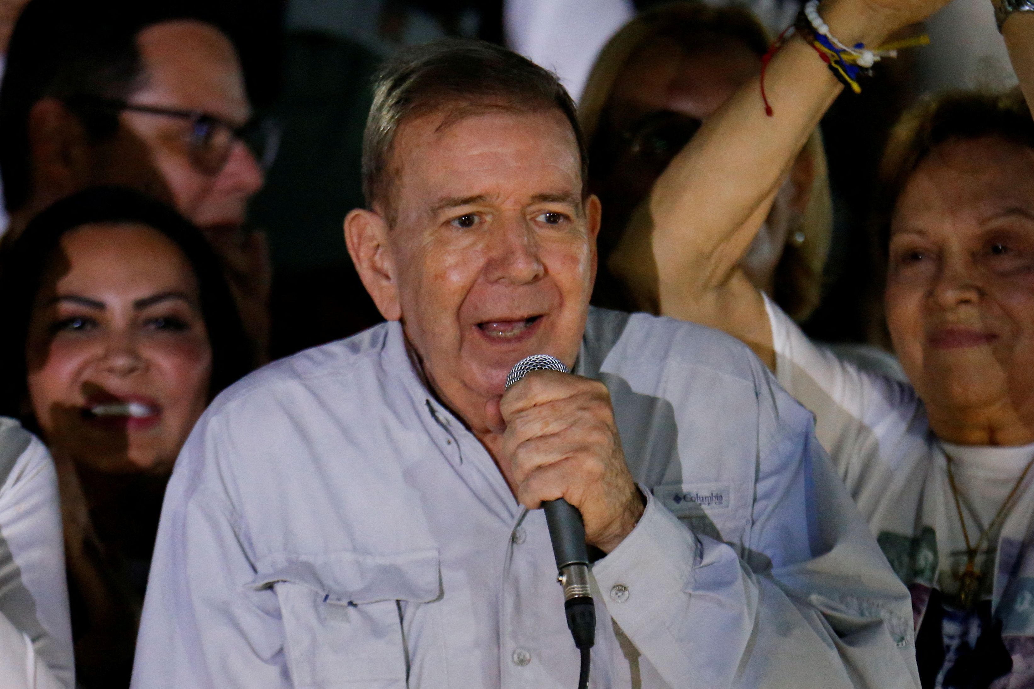 Líder da oposição venezuelana, Edmundo Gonález, discursa em comício de encerramento da campanha eleitoral presidencial em Caracas, Venezuela