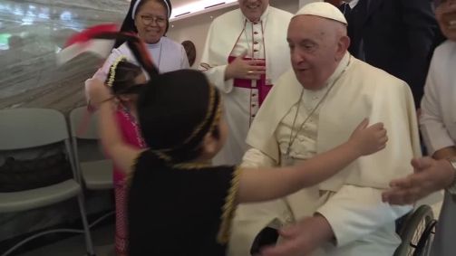 Papa encontra crianças em primeira viagem à Indonásia