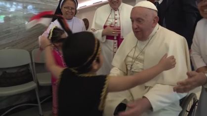 Papa encontra crianças em primeira viagem à Indonásia