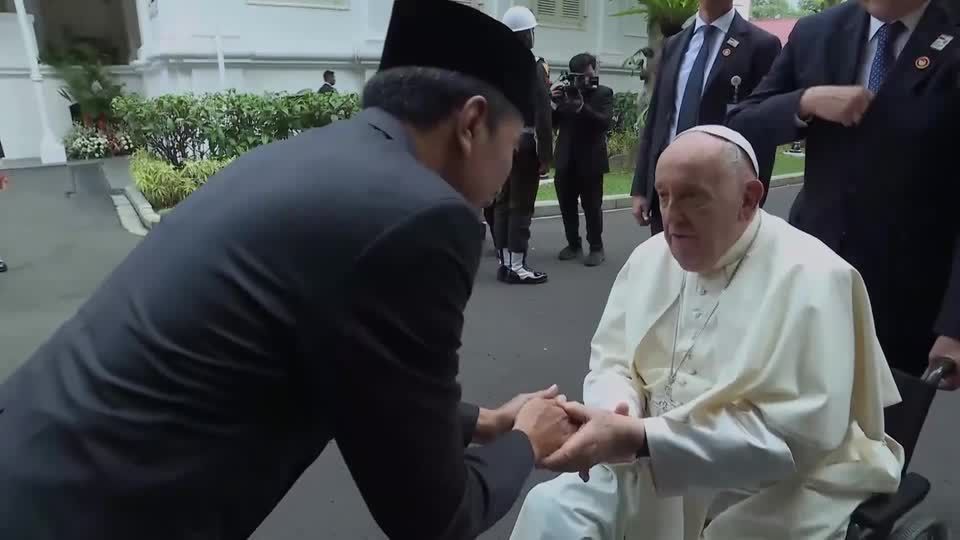 Pope Francis receives welcome with great fanfare in Indonesia as he meets Jokowi