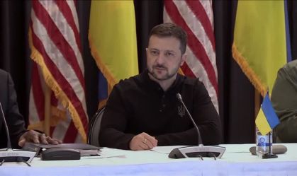 Ucrânia "merece" fazer de 2025 "o ano da paz", diz Zelensky a Parlamento Europeu