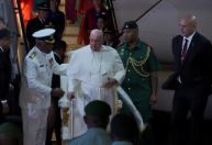 Papa Francisco desembarca na Papua Nova Guiné