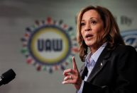 “Ainda temos muito trabalho a fazer”, diz Kamala à equipe da Casa Branca