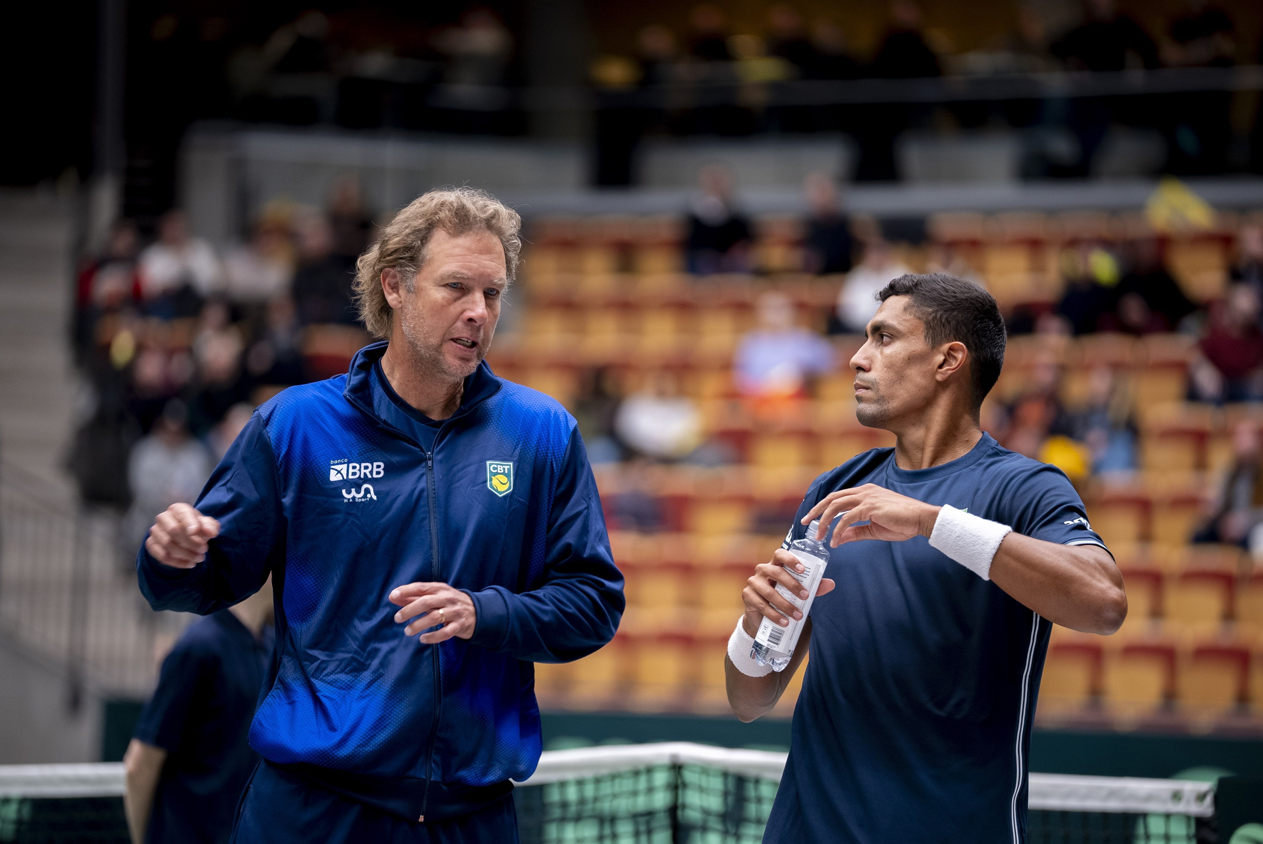 Oncins e Monteiro nas fases preliminares da Copa Davis; Brasil venceu a Suécia, por 3 a 1, com duas vitórias de Monteiro • Foto: Green Filmes/CBT