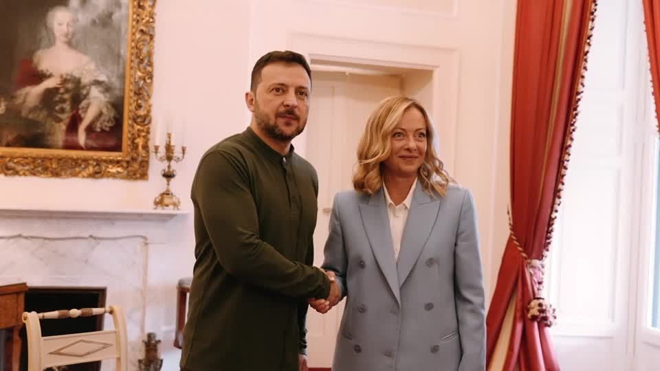 A primeira-ministra italiana, Giorgia Meloni, em encontro com o presidente ucraniano, Volodymyr Zelensky, no Fórum Empresarial de Cernobbio, em 7 de setembro de 2024