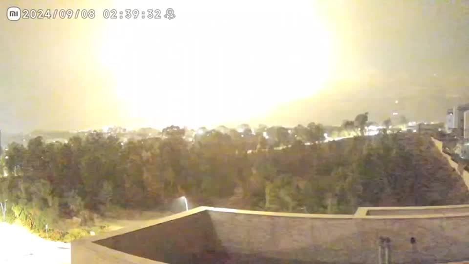 Mísseis interceptados no céu sobre a cidade israelense de Kiryat Shmona, ao norte, enquanto sirenes de ataque aéreo e explosões eram ouvidas em 8 de setembro de 2024