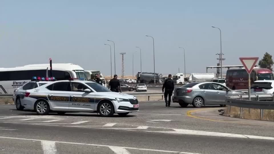 Polícia israelense do lado de fora da Ponte Allenby, na fronteira entre Israel e a Jordânia, após 3 israelenses serem mortos a tiros em 8 de setembro de 2024