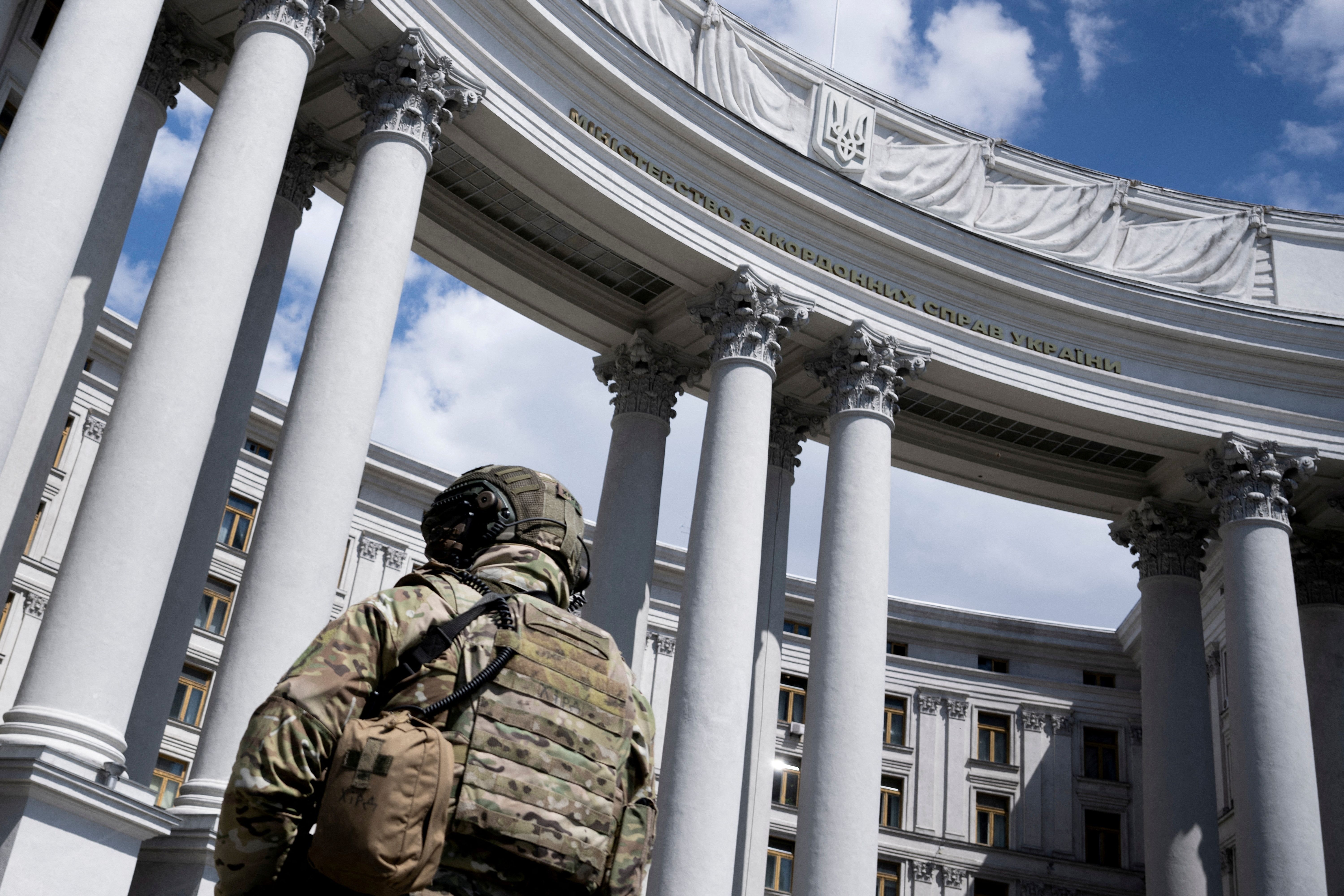 Guarda em frente ao Ministério das Relações Exteriores da Ucrânia em Kiev
