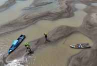 Seca severa na Amazônia dificulta transporte de mercadorias e afeta vida de moradores