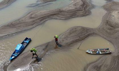Seca severa na Amazônia dificulta transporte de mercadorias e afeta vida de moradores