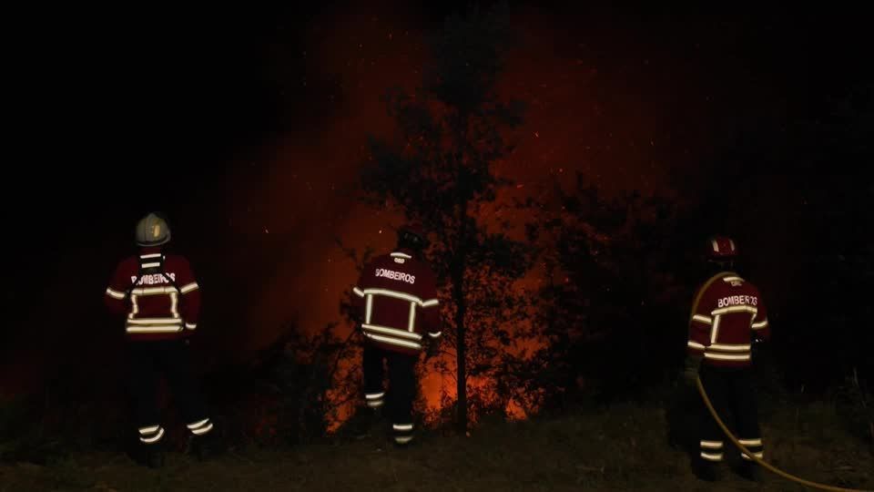 Número de mortos sobe para sete enquanto Portugal luta contra incêndios florestais • Reuters