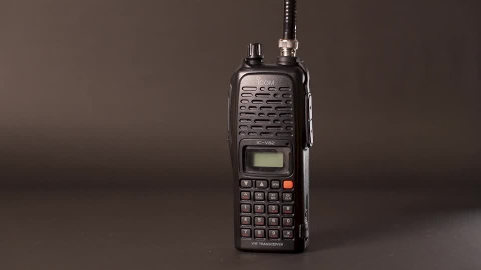 Walkie-talkie da Icom, do modelo antigo IC-V82 utilizado como explosivos em ataque contra o Hezbollah em 18 de setembro de 2024