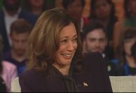 Kamala Harris diz que qualquer intruso em sua casa "levaria um tiro"