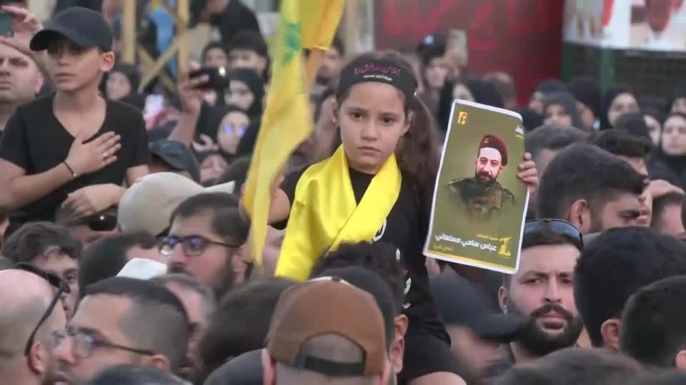 Hezbollah realiza funeral para membros mortos no ataque israelense de sexta-feira (20).