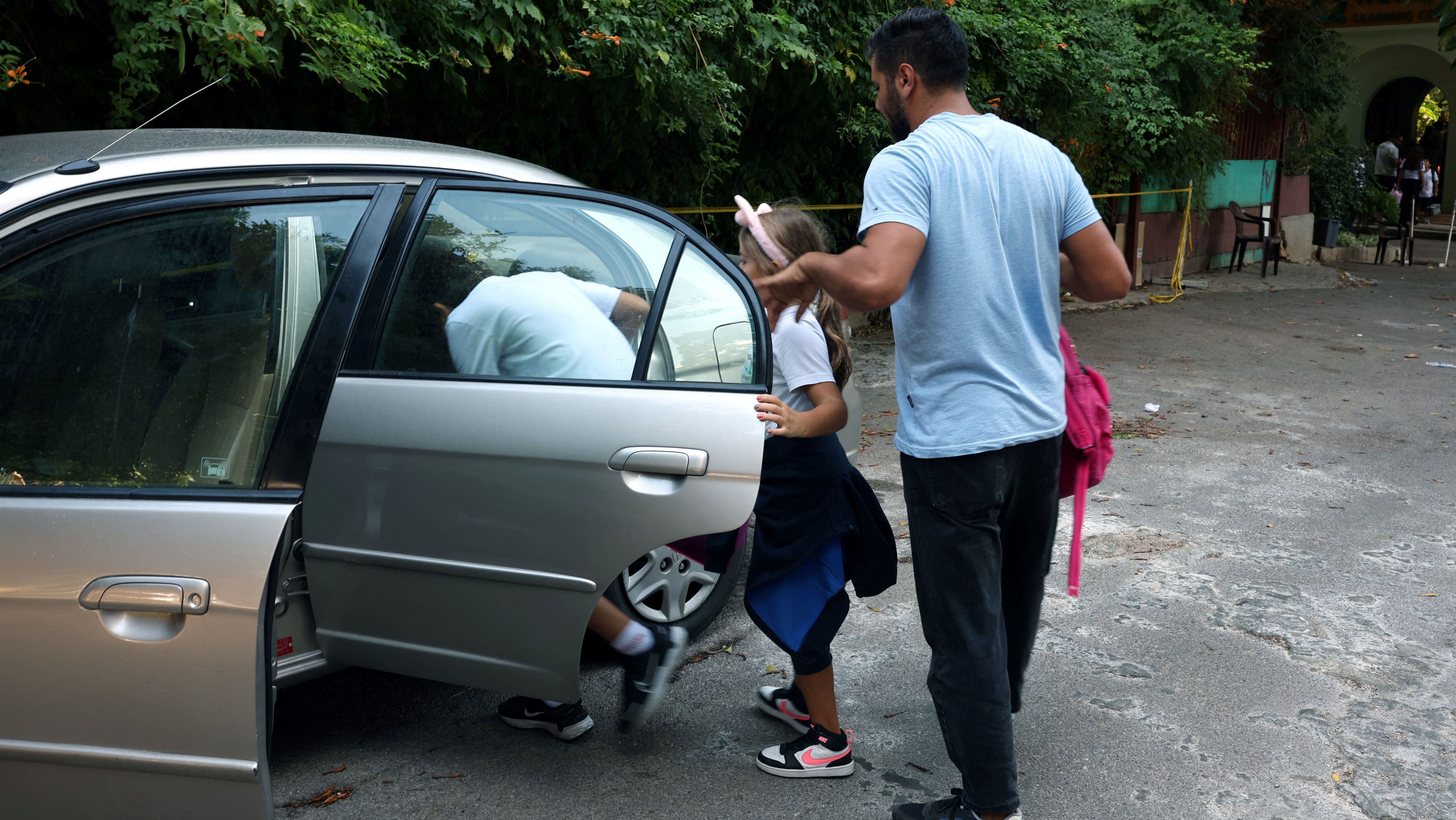 Homem pega alunos depois que algumas escolas fecharam mais cedo em Beirute, Líbano