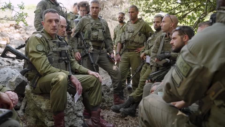 Chefe do exército israelense diz que ataques aéreos no Líbano preparam caminho para possível ataque terrestre