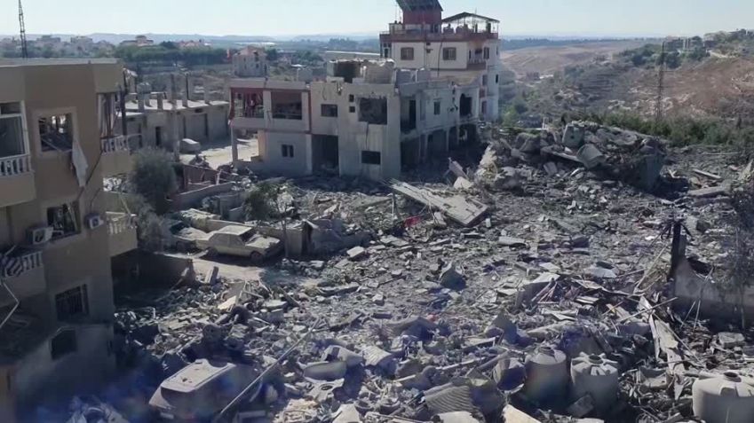 Prédios destruídos após ataques de Israel no Líbano • Reuters