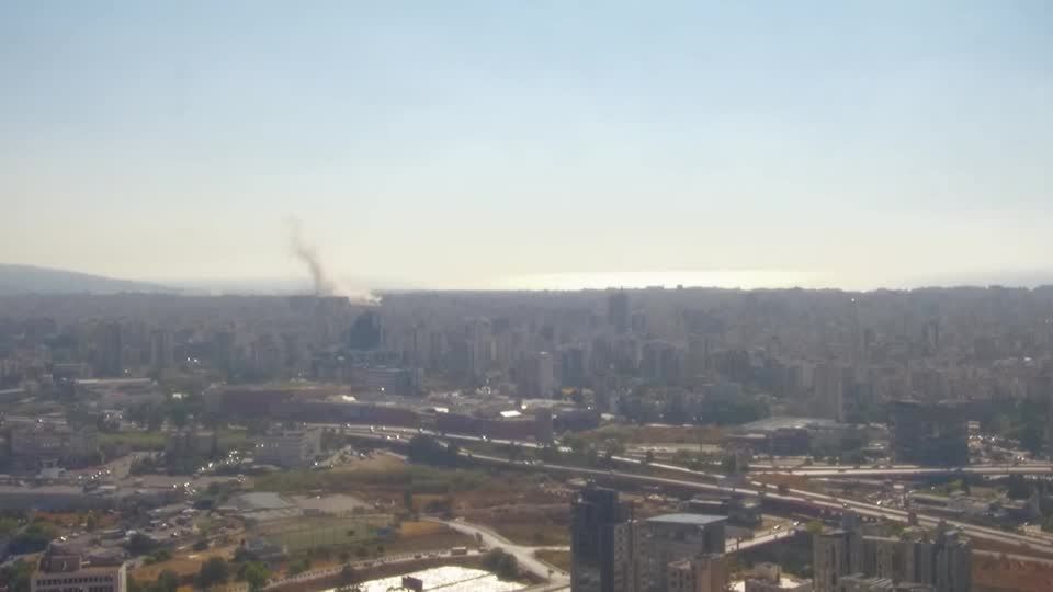 Fumaça sobe acima do horizonte de Beirute, capital do Líbano