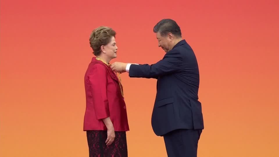 O presidente chinês Xi Jinping entregando a "medalha da amizade" à ex-presidente Dilma Rousseff e atual chefe do Novo Bnaco de Desenvolvimento em 29 de setembro de 2024