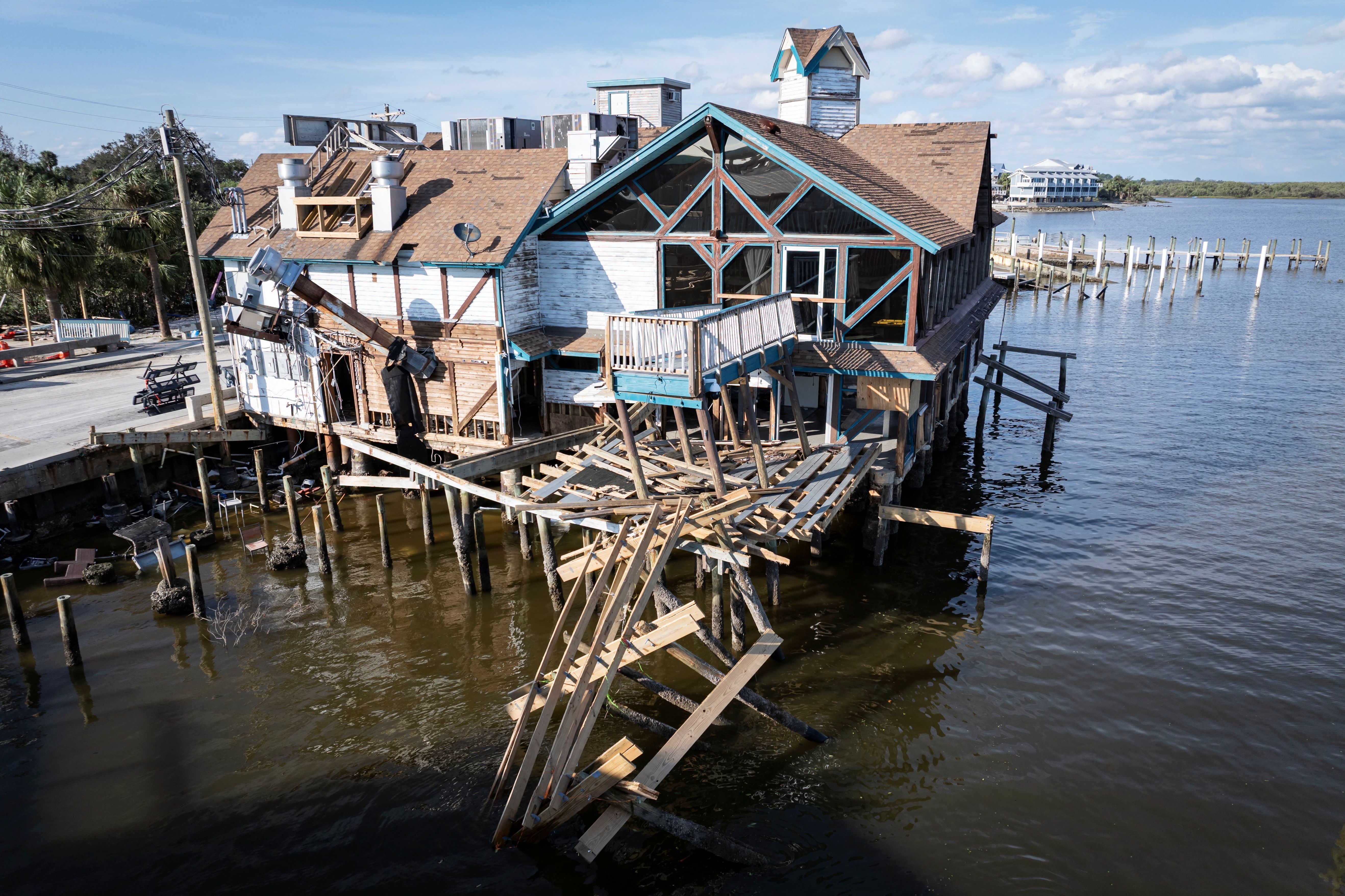 Visão de drone de uma empresa danificada ao redor do cais de pesca de Cedar Key após o furacão Helene em Cedar Key, Flórida, EUA