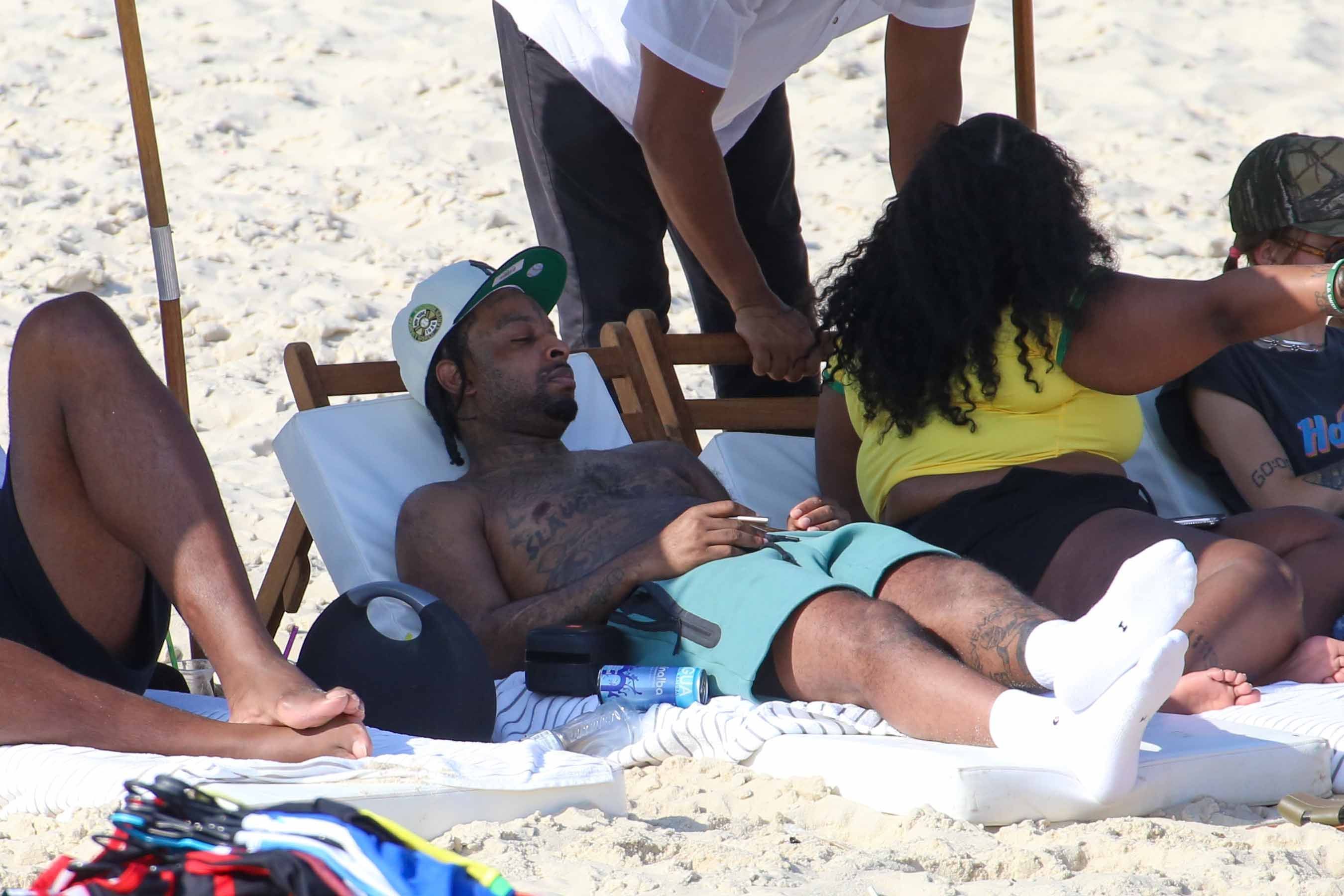 21 Savage, atração do primeiro dia de Rock in Rio, curte a praia de Ipanema. • JC Pereira/ AGNEWS