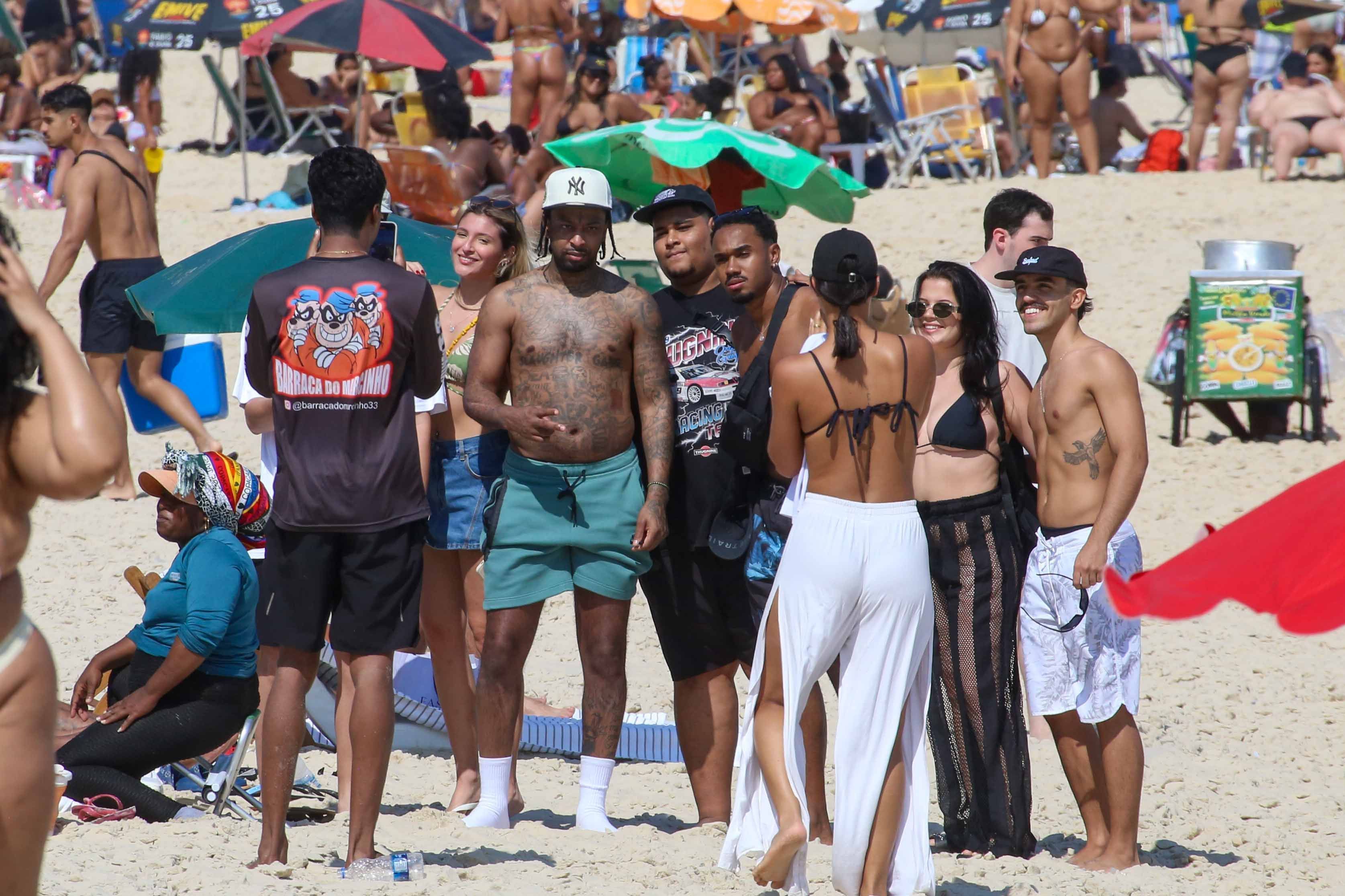 21 Savage atende aos fãs na Praia de Ipanema, no Rio de Janeiro. • JC Pereira/ AGNEWS