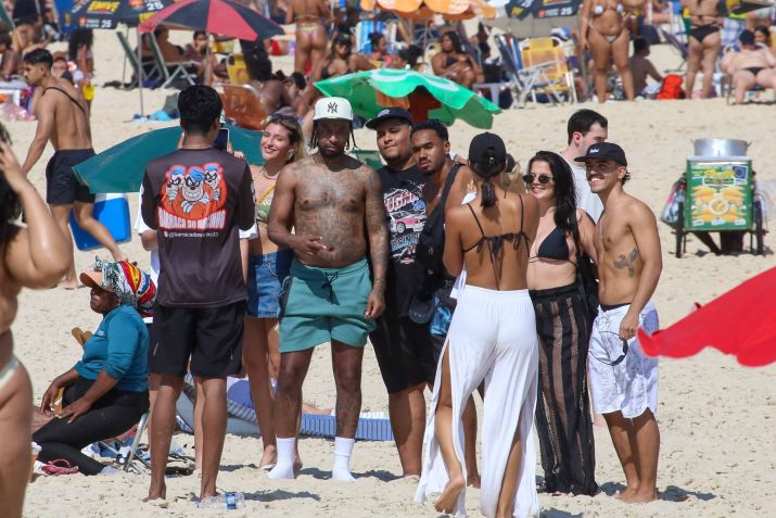 21 Savage atende aos fãs na Praia de Ipanema, no Rio de Janeiro. • JC Pereira/ AGNEWS