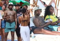 Atração do Rock in Rio, rapper 21 Savage curte praia um dia antes do show