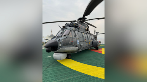 O helicóptero da Marinha do Brasil pousou em uum Navio-Tanque no Litoral de Angra para o salvamento