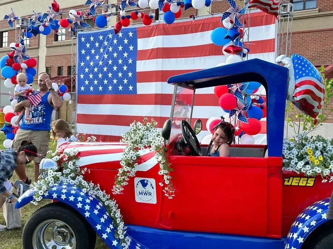 Uma das crianças do Camp Humphreys posa para fotos durante a celebração do feriado de 4 de julho de 2024 na base • Yoonjung Seo/CNN
