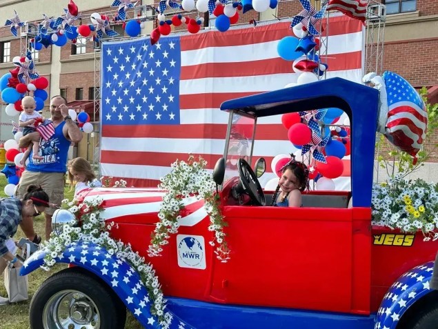 Uma das crianças do Camp Humphreys posa para fotos durante a celebração do feriado de 4 de julho de 2024 na base • Yoonjung Seo/CNN