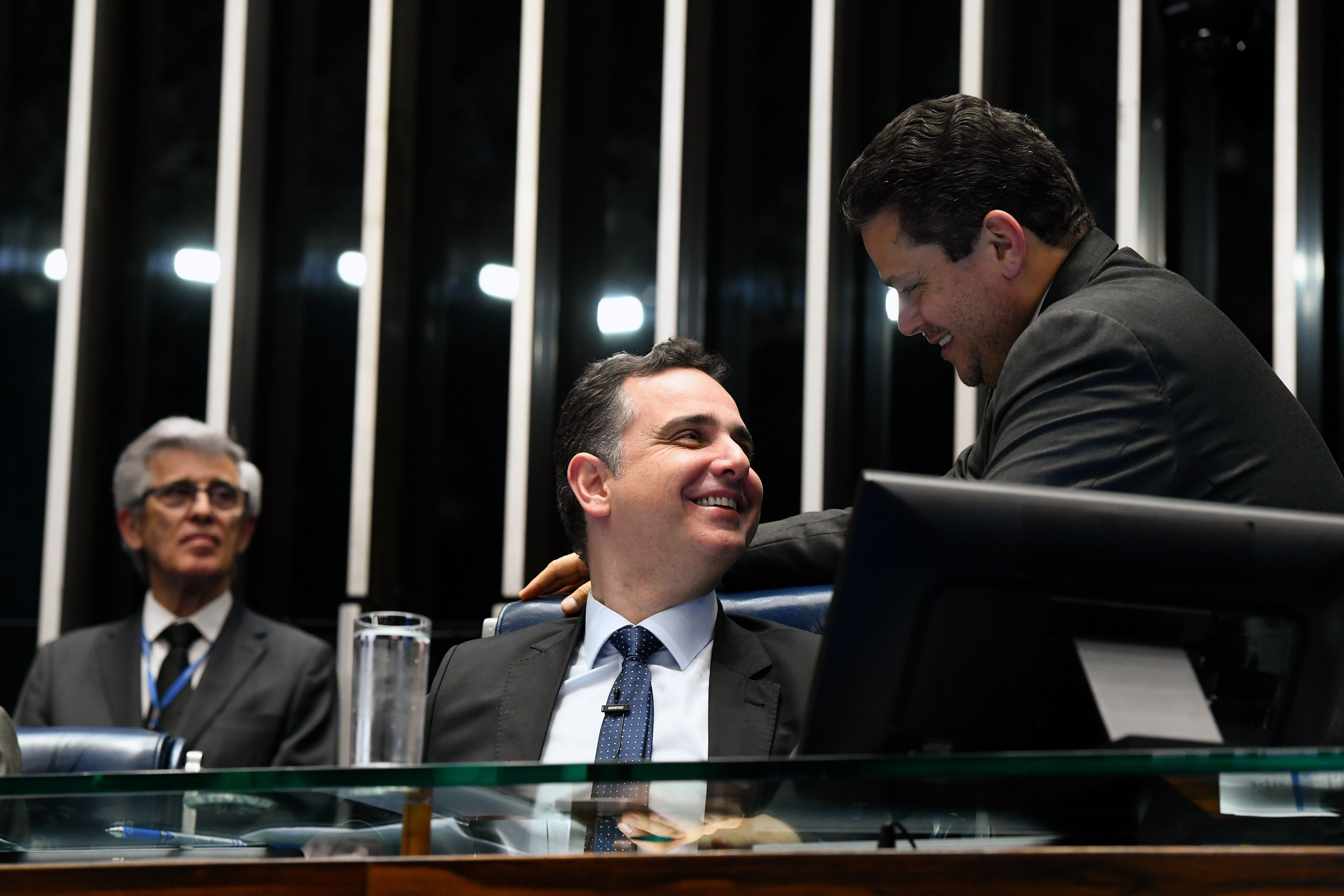 O presidente do Senado, Rodrigo Pacheco (PSB-MG), e o senador Davi Alcolumbre (União-AP)