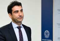 Galípolo questiona uso de criptos no Brasil e alerta para desafios
