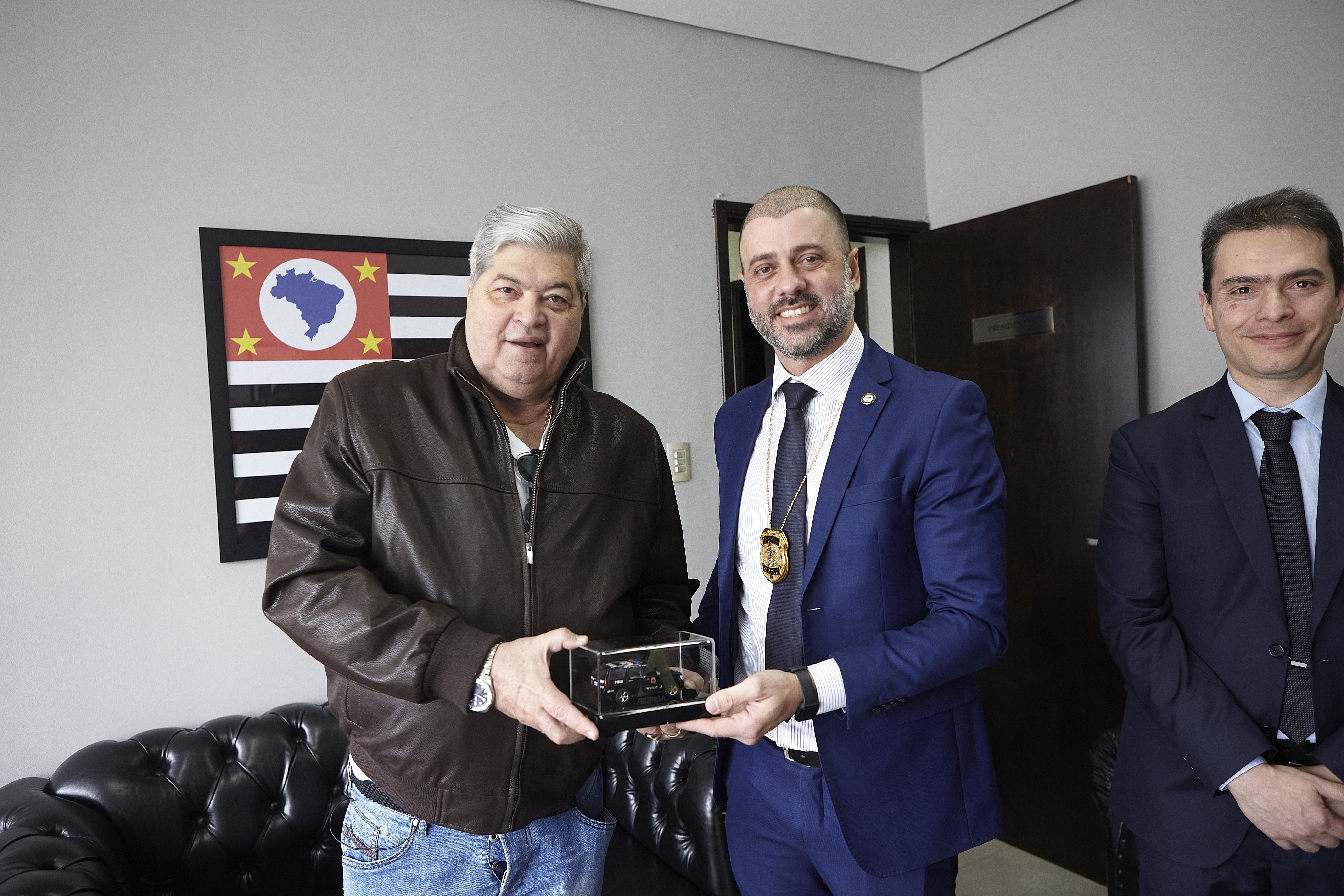 José Luiz Datena recebendo homenagem. • Divulgação
