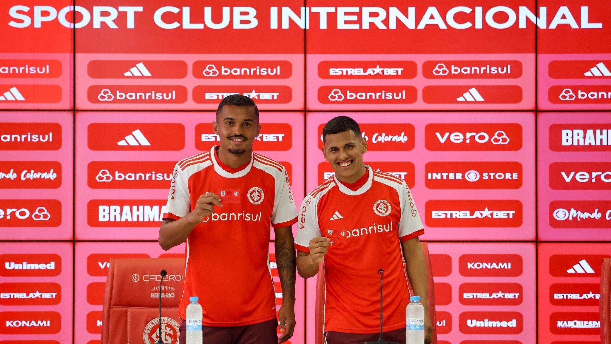 Novos reforços do Inter seguram suas carteirinhas de sócio-torcedores