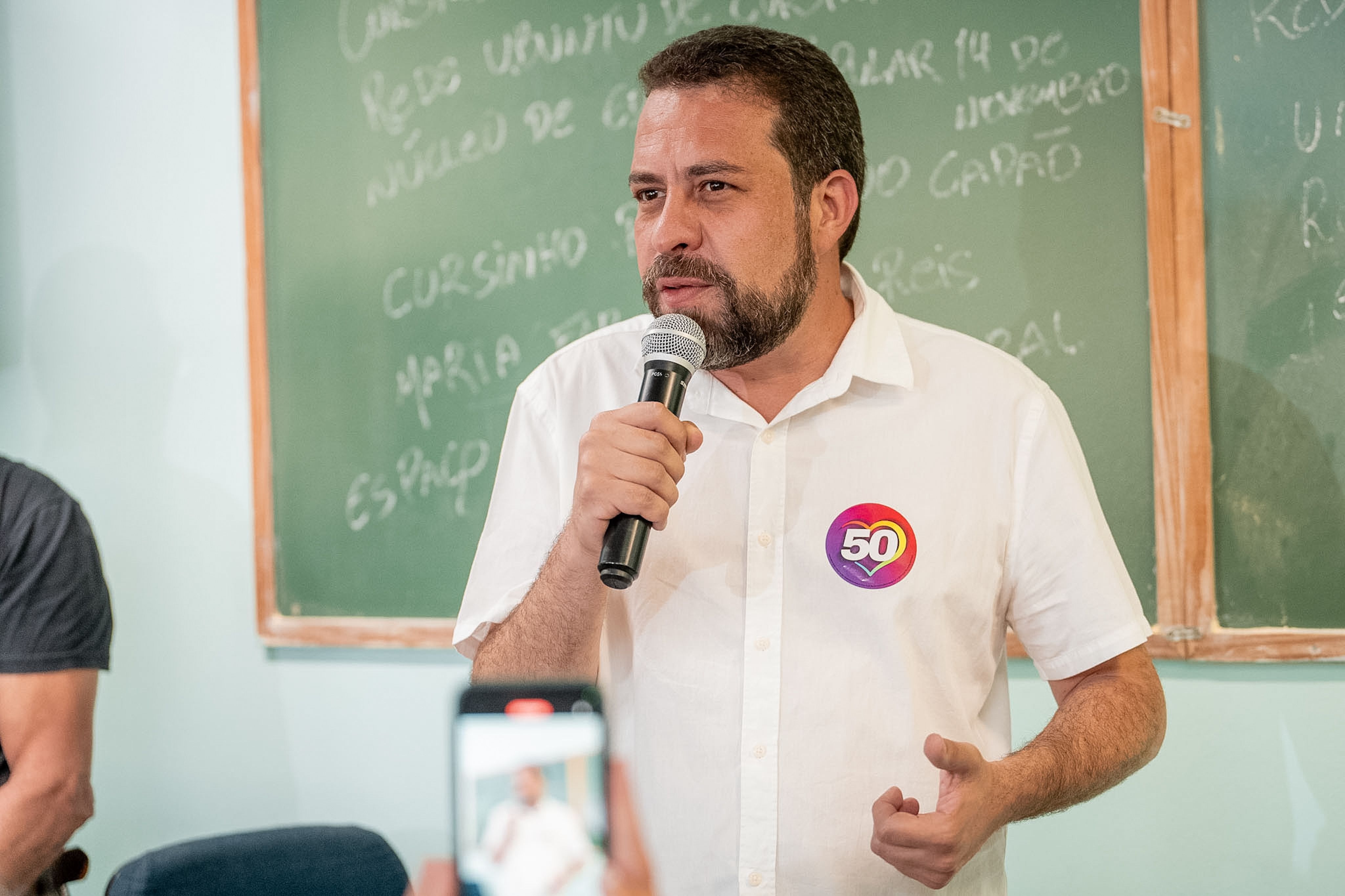 Guilherme Boulos em campanha pela cidade de São Paulo • Divulgação