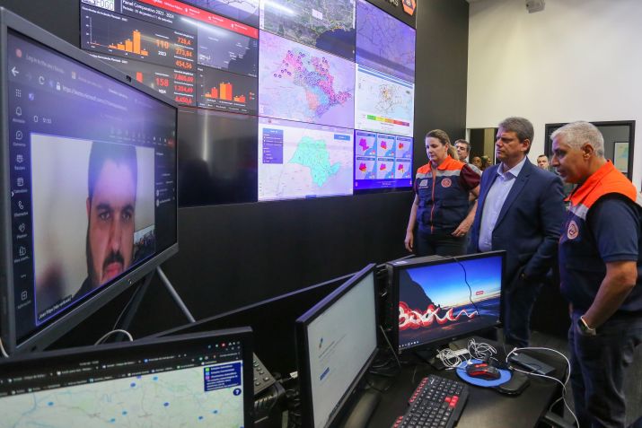 Governador Tarcísio de Freitas no Centro de Gerenciamento de Emergências, em São Paulo. Crédito: Governo de São Paulo