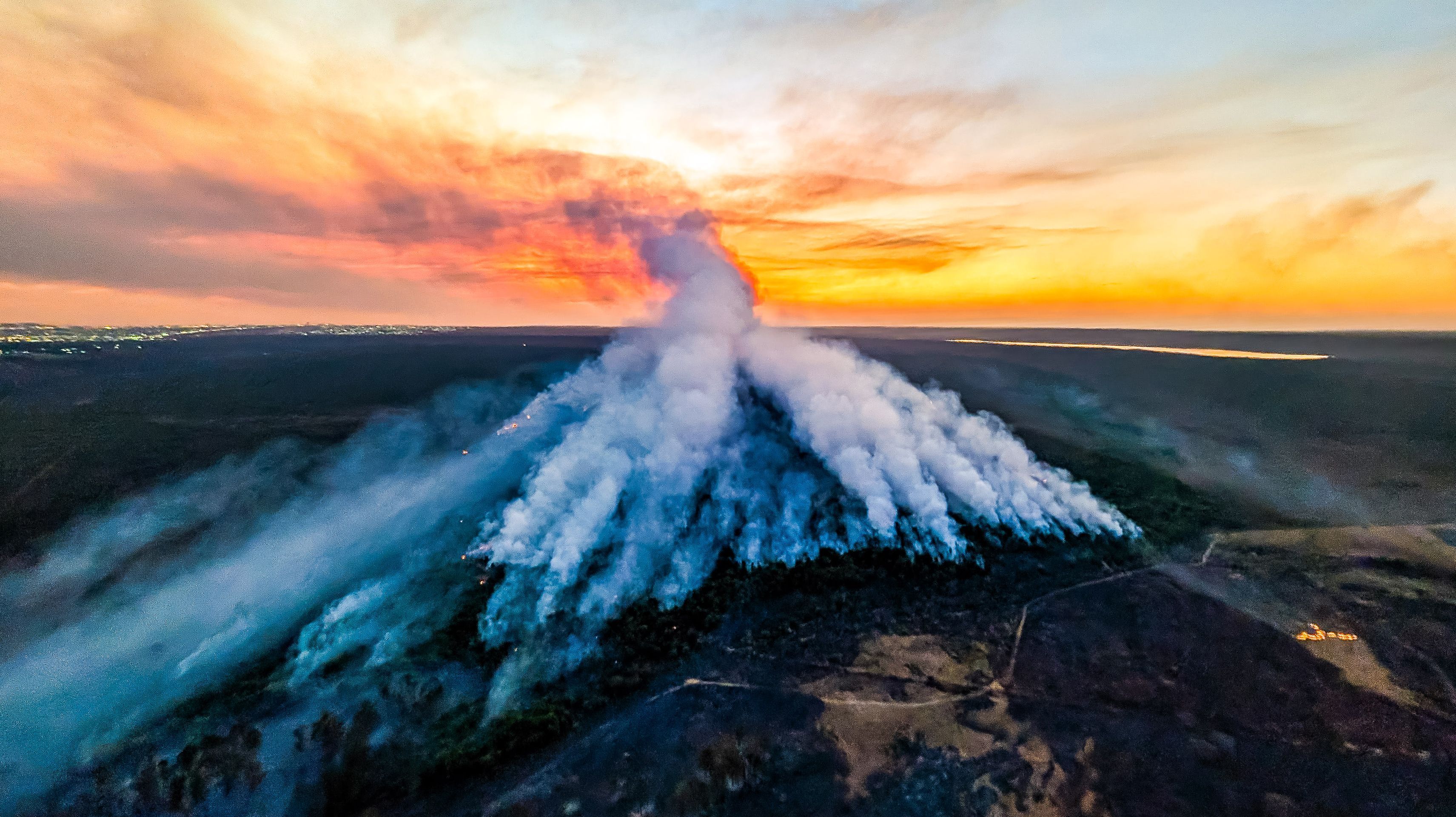 Parque Nacional de Brasília em chamas no domingo (15)