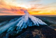 Bombeiros estendem operação pela madrugada para combater incêndio no Parque Nacional de Brasília