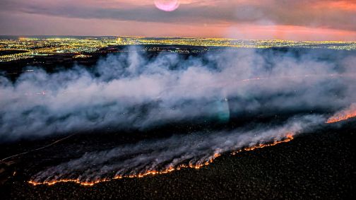 Parque Nacional de Brasília em chamas neste domingo (15)
