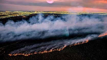 Parque Nacional de Brasília em chamas neste domingo (15)