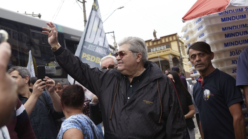 José Luiz Datena (PSDB) em campanha no Capão Redondo, zona sul de São Paulo, nesta quarta (18) • Divulgação