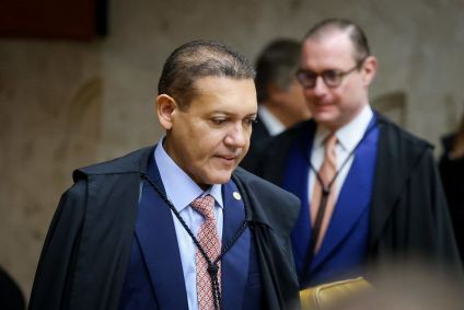 Os ministros do STF Nunes Marques (à frente) e Cristiano Zanin