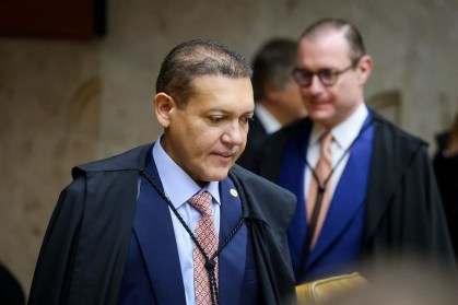 Os ministros do STF Nunes Marques (à frente) e Cristiano Zanin